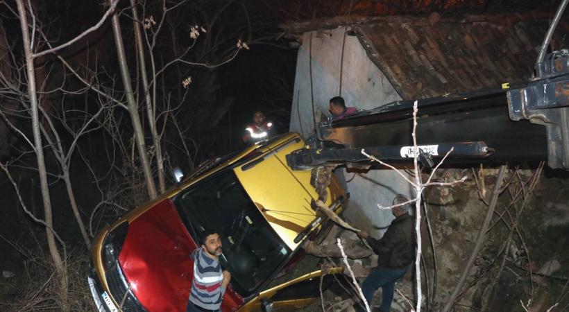 Amasya'da bir otomobil evin çatısına düştü