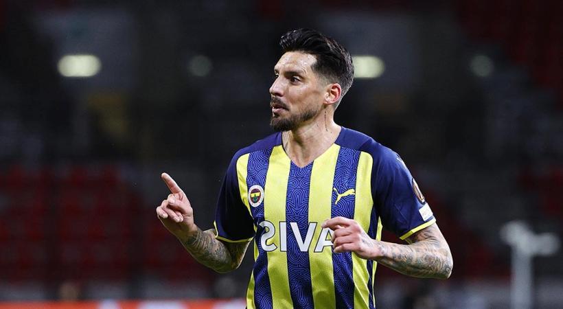 Fenerbahçe'de Jose Sosa formayı istiyor