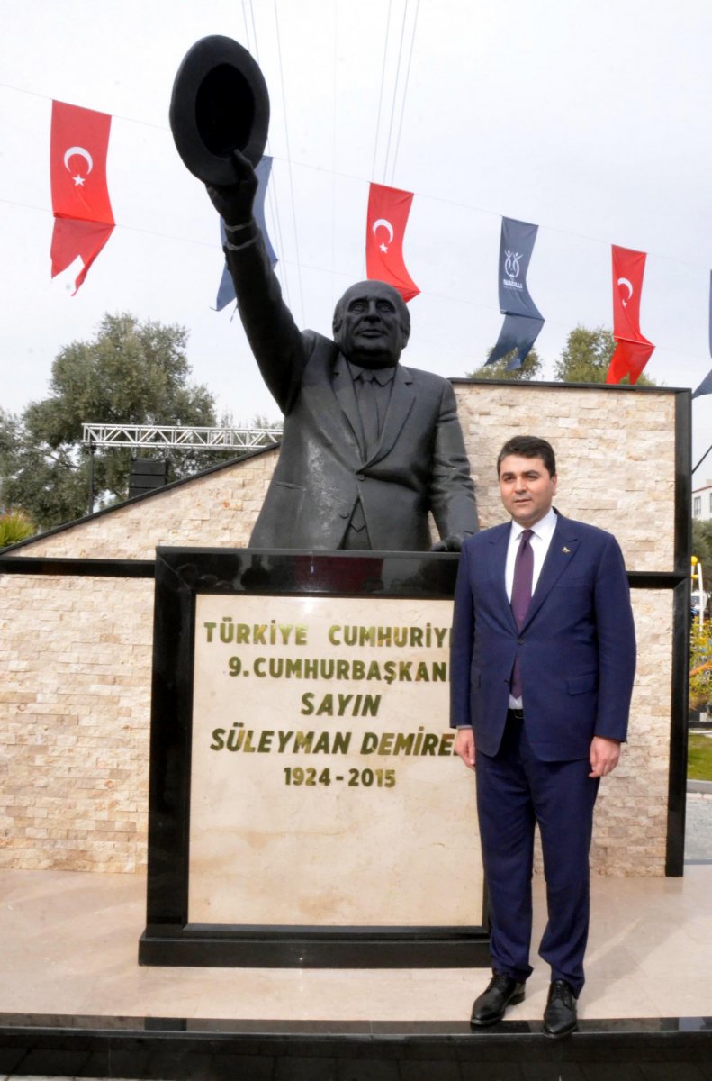 İyi Partili Nazilli Belediyesi'nden Süleyman Demirel heykeli