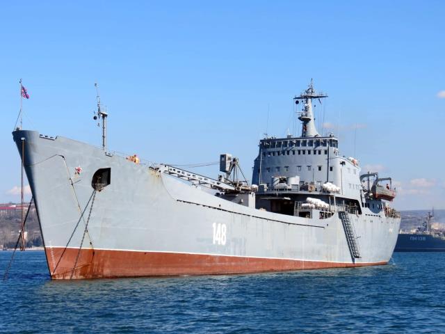 Savaşın şiddeti artıyor! Ukrayna ordusu, işgal altındaki limanda Rus gemisini vurdu