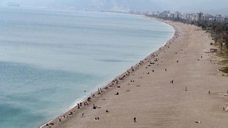 Sıcaklık 20 dereceyi bulunca vatandaşlar sahile akın etti