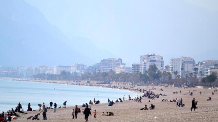 Sıcaklık 20 dereceyi bulunca vatandaşlar sahile akın etti