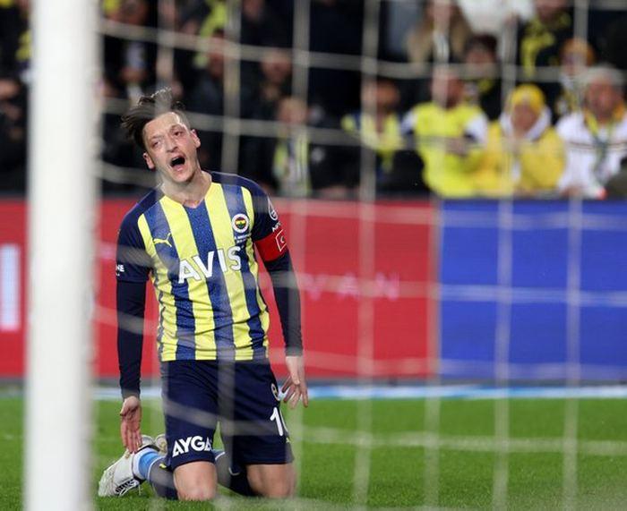 Son dakika Fenerbahçe transfer haberi! Takım dışı kalan Mesut Özil'in yeni rotası belirli oldu