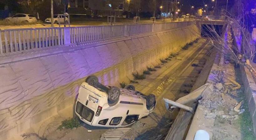 Sultanbeyli’de araç kanala uçtu! 1 kişi yaralandı