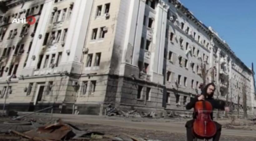 Ukraynalı çellist, Rus hücumlarında harabeye dönen binalar önünde çello çaldı