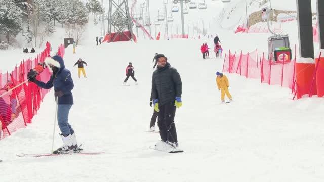 Yerli ve yabancı turistler, Palandöken'de ilkbaharda kayak keyfi yaşıyor