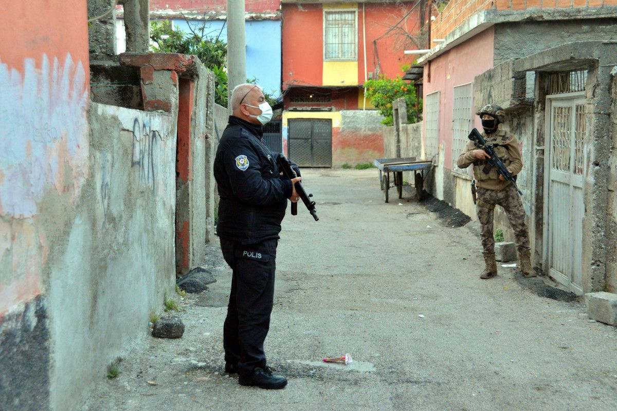 Adana'da 'çete' operasyonunda 30 kişi yakalandı