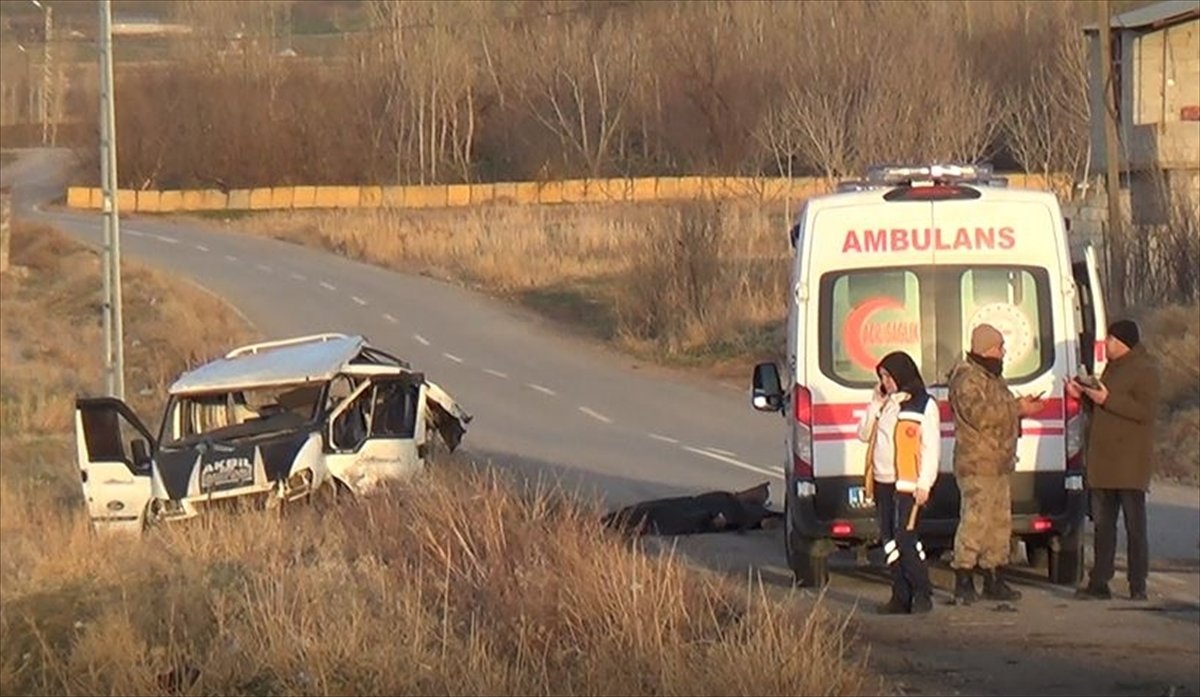 Bitlis'te göçmen taşıyan minibüs kaza yaptı: Ölü ve yaralılar var