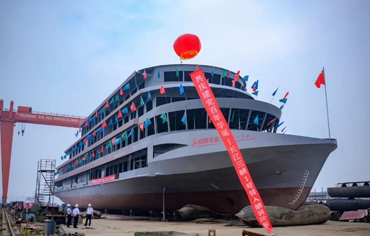 Dünyanın en büyük elektrikli yolcu gemisi Çin'de ilk seferini yaptı