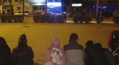 polis-uygulamasini-ellerindeki-cekirdeklerle-takip-ettiler-kGnsD1Qu.jpg