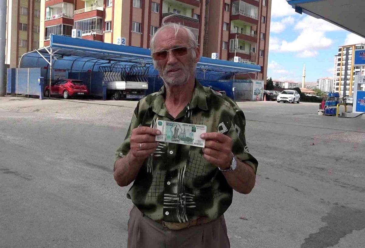 Rusya'dan tatil için Türkiye gelen çift girdikleri akaryakıt istasyonunda Ruble ile benzin alamayınca polisten yardım istedi, ne bankalar nede ...
